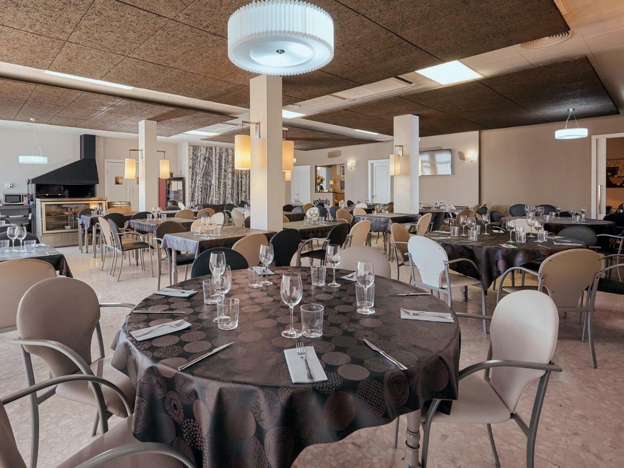 Hostal Nobadis Сервера Екстериор снимка